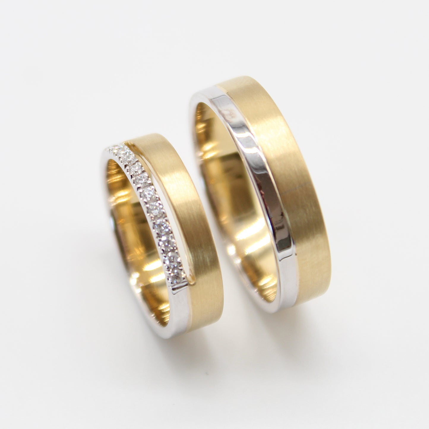 18k gouden koppel trouwringen met 0,14ct diamanten